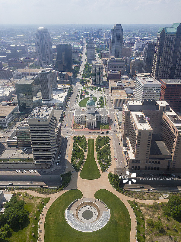 美国密苏里州圣路易斯市议会大厦前及周边建筑的公园图片素材