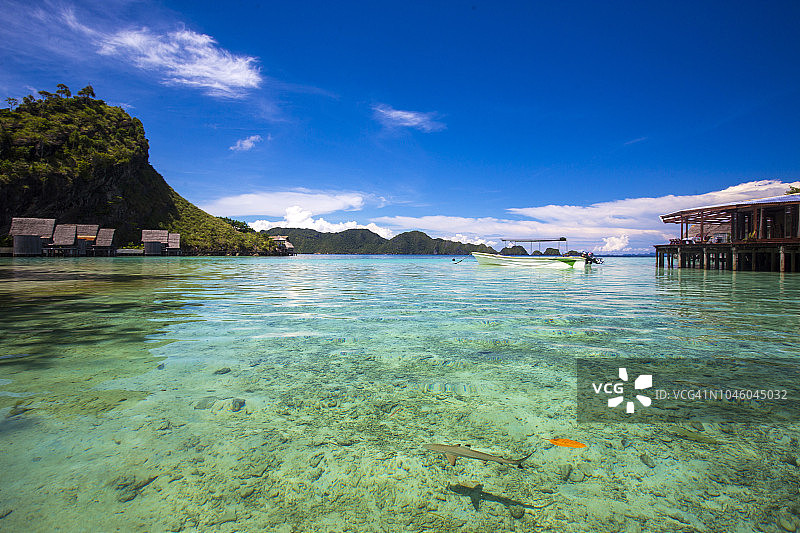 印度尼西亚拉贾安帕群岛米苏尔海岸线小屋海景图片素材