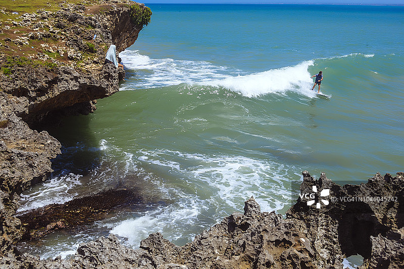 海岸线和海中冲浪者图片素材