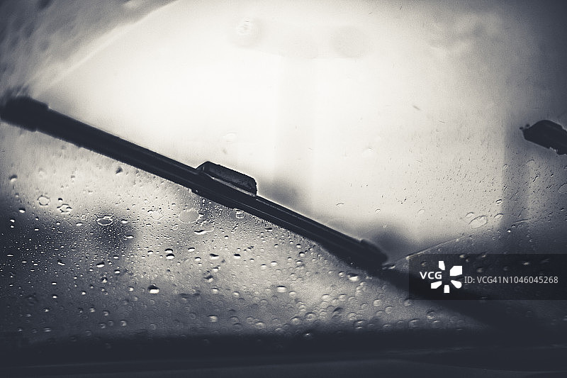 雨中的雨刷图片素材