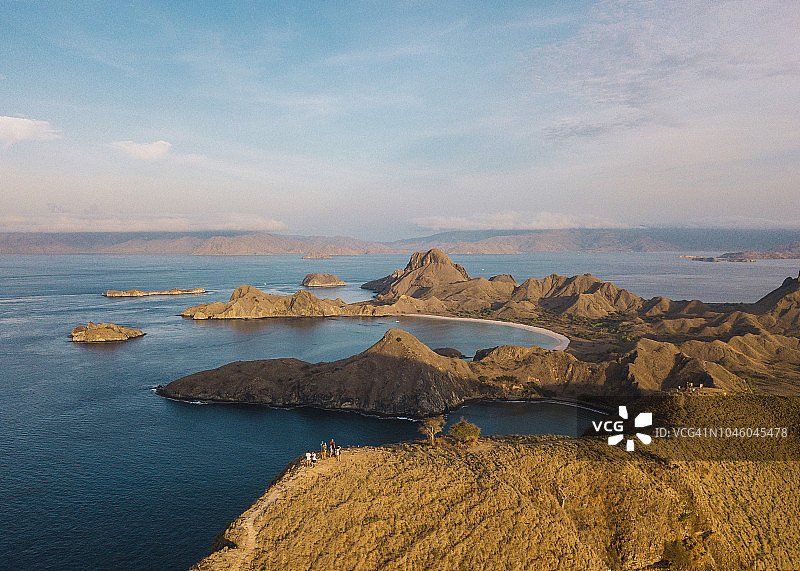 印度尼西亚东努沙登加拉省科莫多岛棕色山丘上的天空图片素材