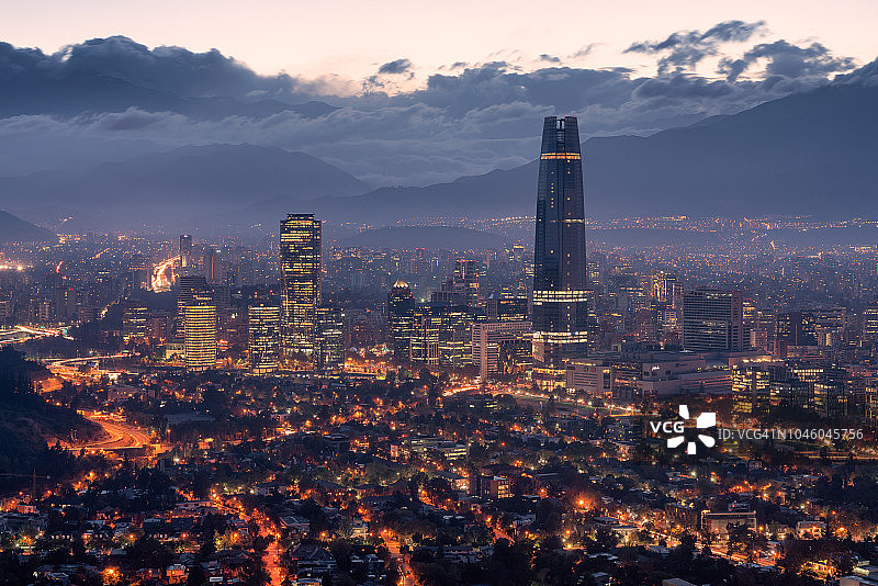 黎明时分的圣地亚哥市区图片素材