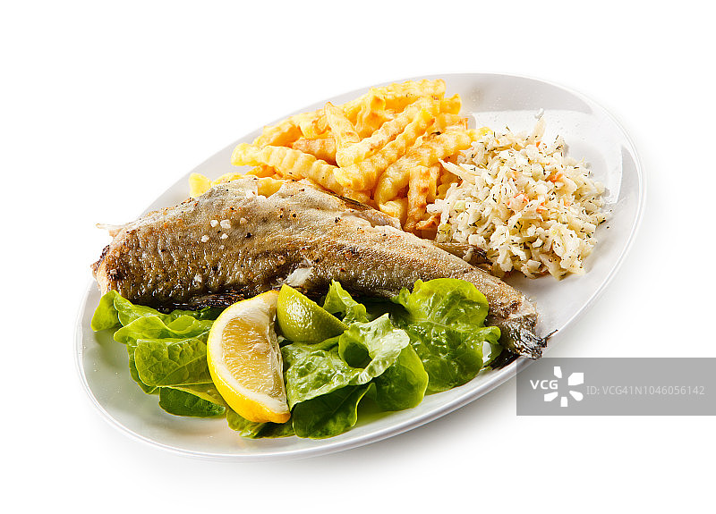 木质背景蔬菜炸鱼图片素材