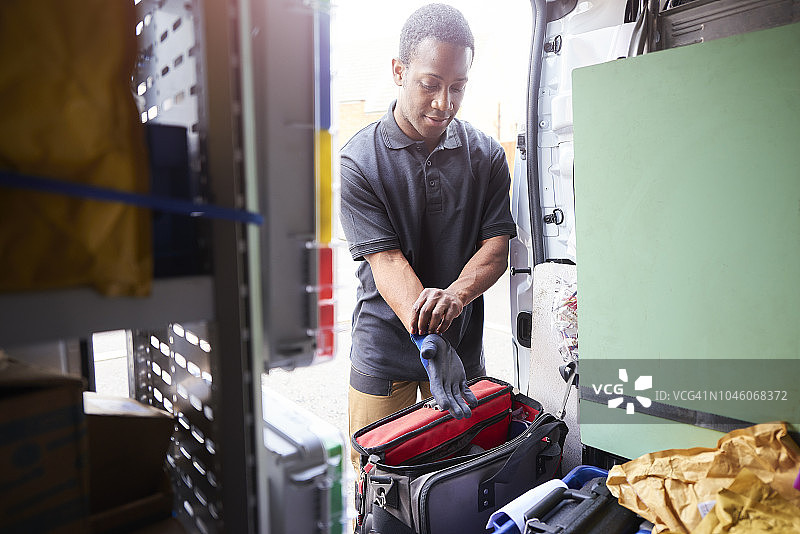 戴手套的工人图片素材