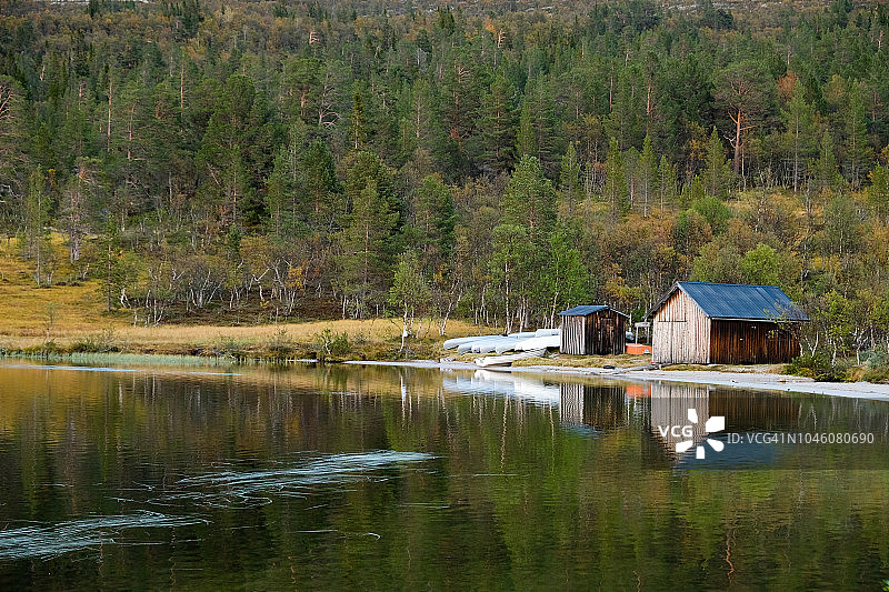 秋季格罗韦尔斯湖畔的宁静船屋图片素材