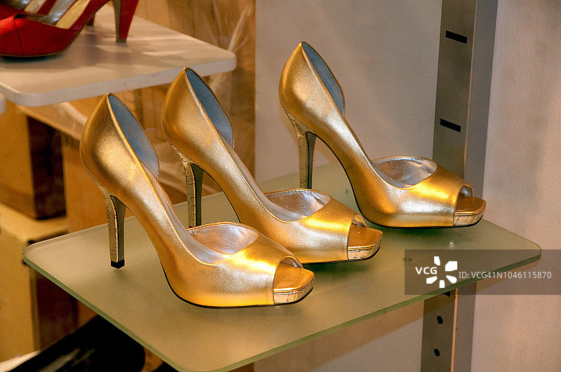 卑尔根一家商店橱窗里的高跟鞋，挪威西部图片素材