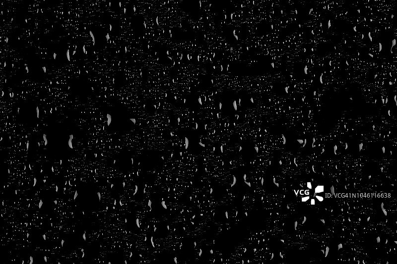 深色玻璃纹理背景上的水滴图片素材