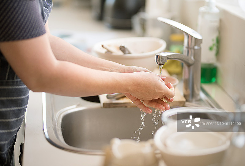 在厨房水槽洗涤图片素材