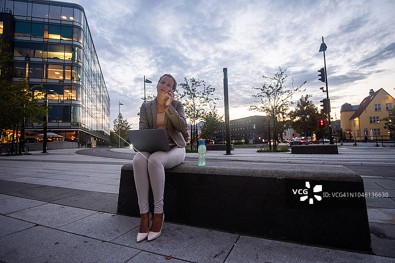 年轻女性在新工作场所寻找灵感图片素材