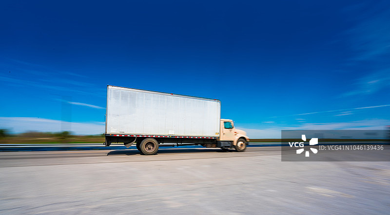 路上的卡车图片素材