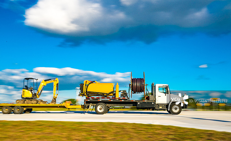 路上的卡车图片素材