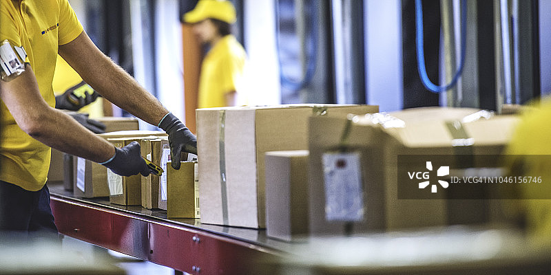 邮政工作人员处理包裹图片素材