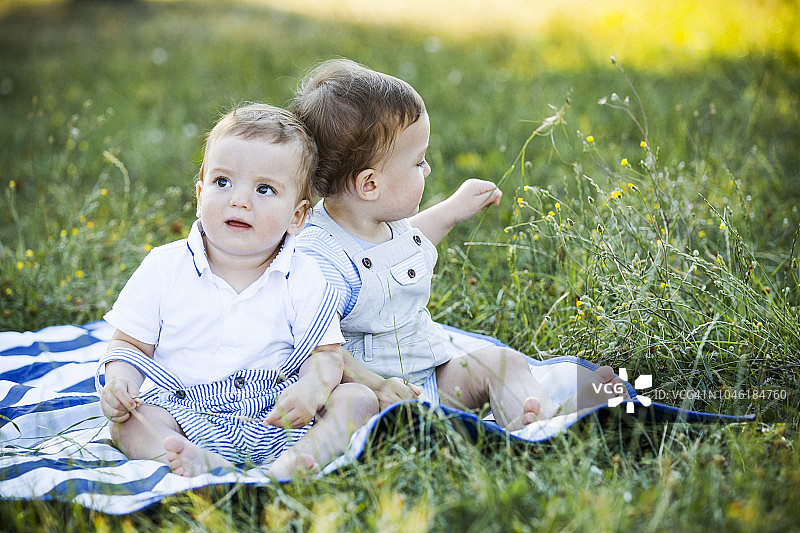 可爱的双胞胎兄弟在户外图片素材