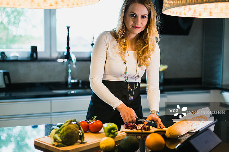 微笑女人在厨房做健康餐图片素材