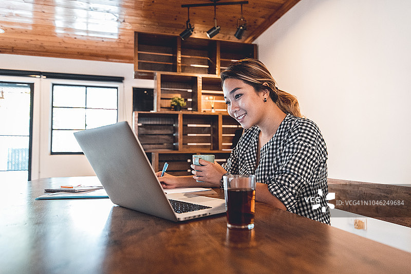 在家计算月度预算的年轻女人图片素材