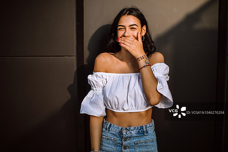 开朗可爱的意大利女人肖像图片素材