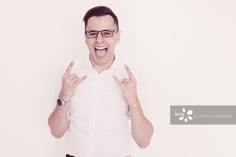 做出摇滚手势的酷商务男人图片素材