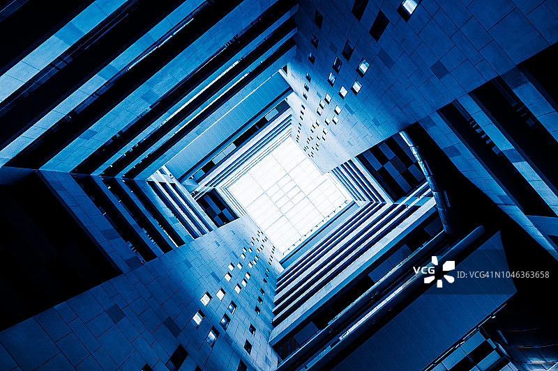 仰望：高层建筑的中庭图片素材
