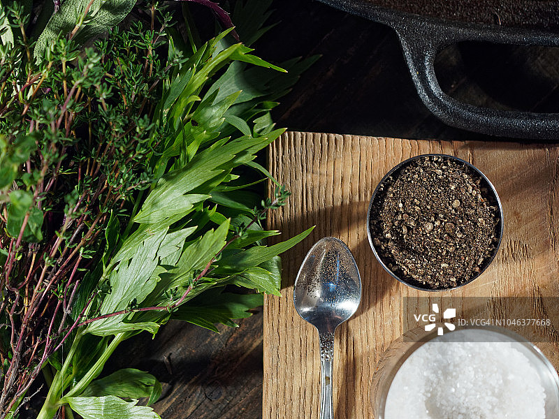 用于烹饪肉类的盐和胡椒图片素材