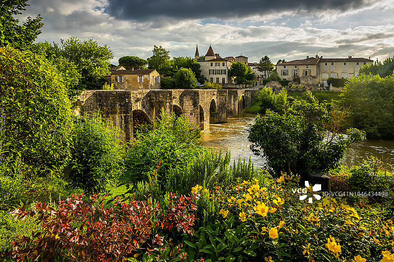 背景中的中世纪桥梁和巴尔巴斯特村庄图片素材