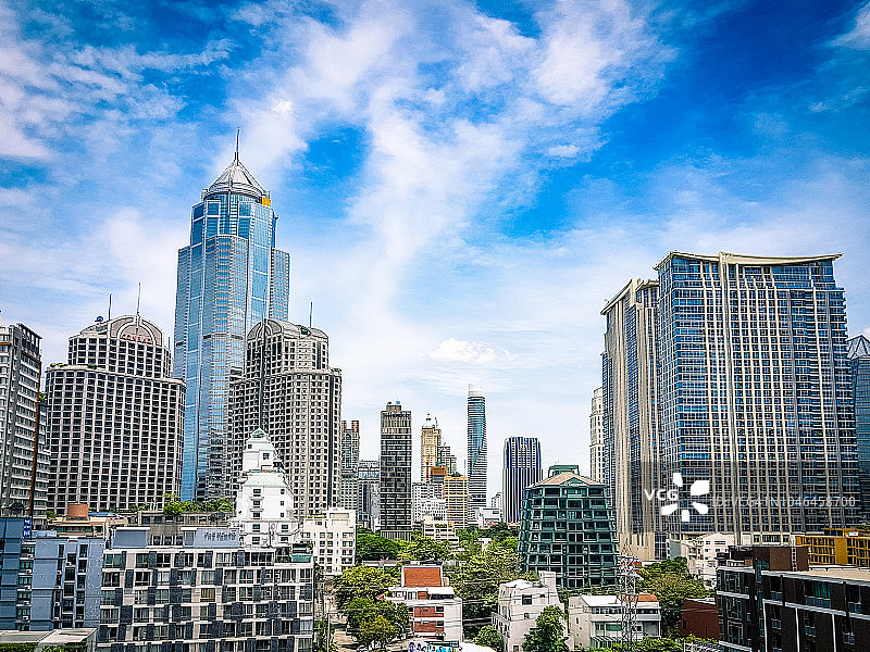 泰国曼谷天际线，摩天大楼与市中心车流图片素材