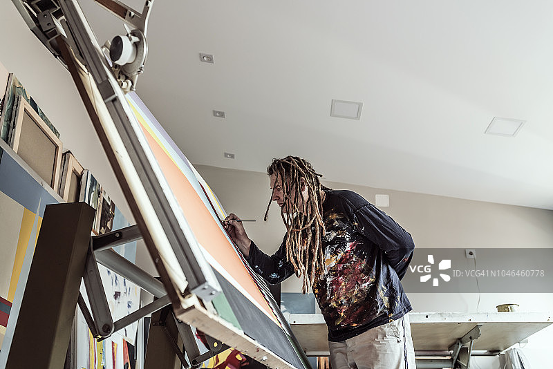 艺术家在工作室绘画（侧视图）图片素材