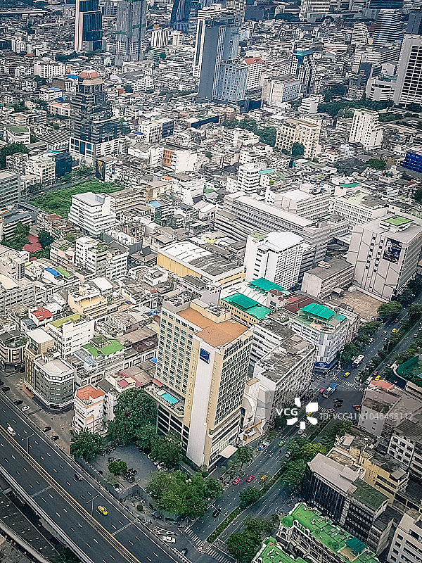 泰国曼谷天际线，摩天大楼与市中心车流图片素材
