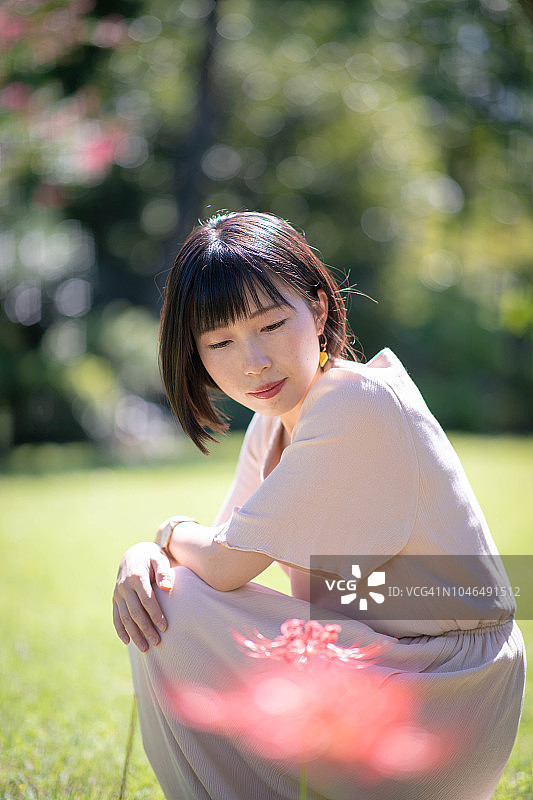 年轻女人观看红色彼岸花图片素材