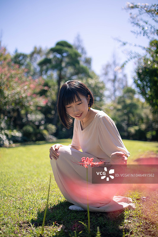 亚洲女人观赏红色彼岸花图片素材