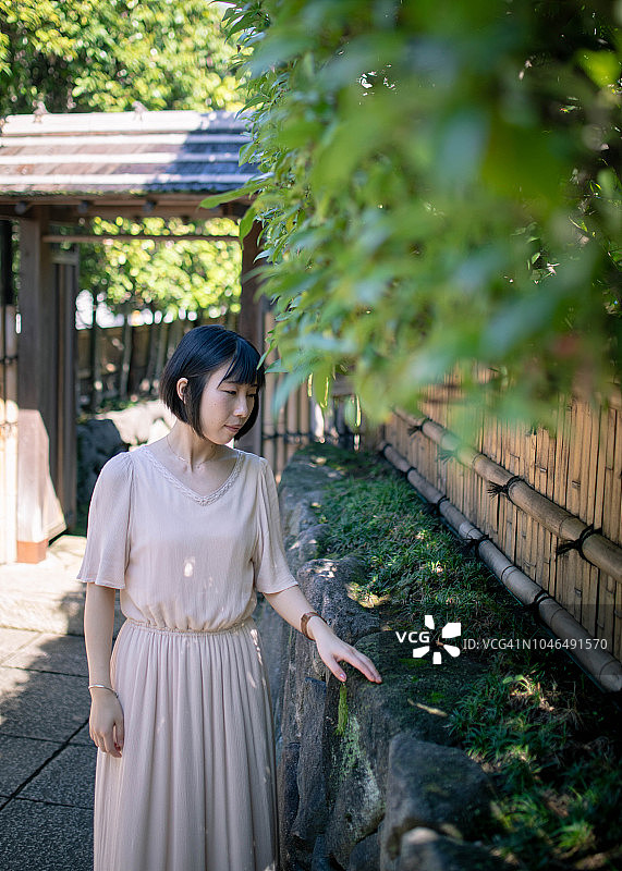 亚洲游客参观日式花园图片素材