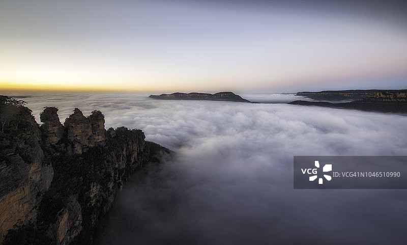 回声角的三姐妹与薄雾图片素材