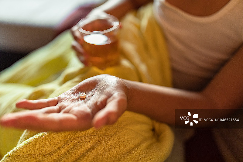 手中的药丸图片素材