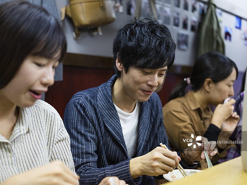 中国情侣在东京拉面店度假图片素材