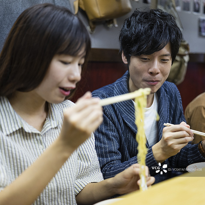 中国情侣在东京拉面店度假图片素材