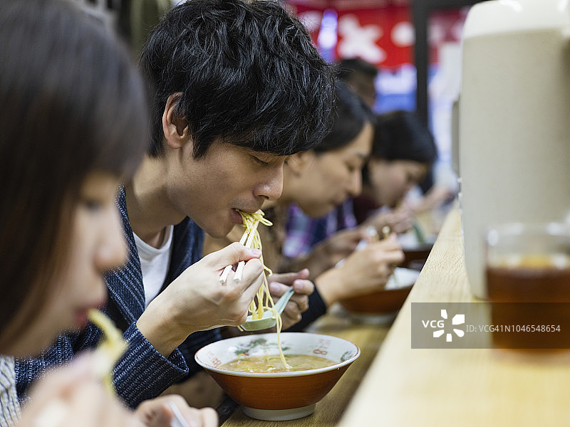 中国情侣在东京拉面店度假图片素材