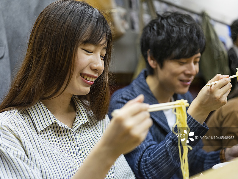 中国情侣在东京拉面店度假图片素材