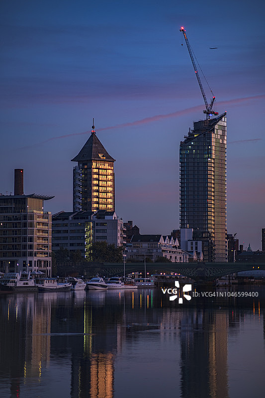 河滨城市天际线：建筑、氛围与日落图片素材