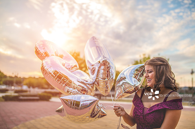 女孩庆祝18岁生日图片素材