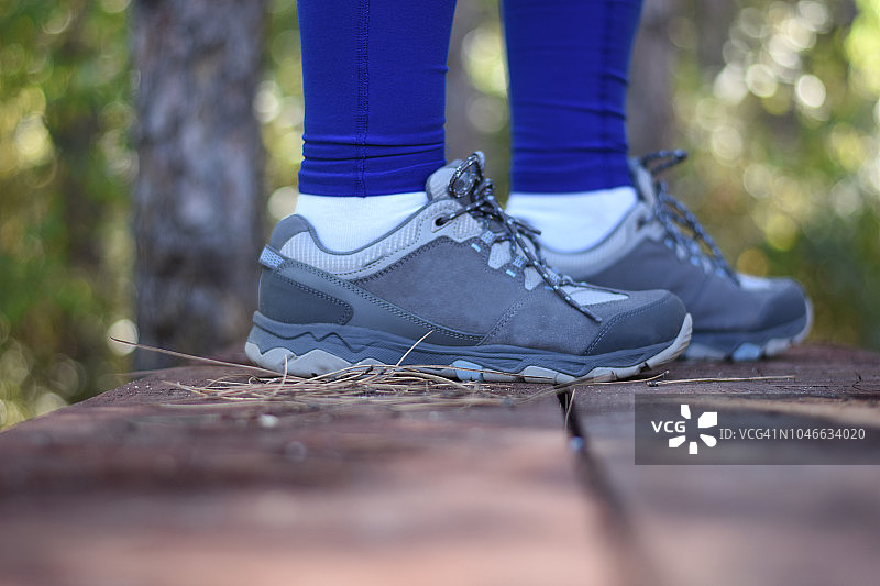 仰视视角，在城市步道徒步的年轻女子图片素材