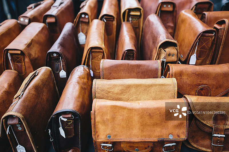 伦敦波特贝洛路市场上的皮革包图片素材