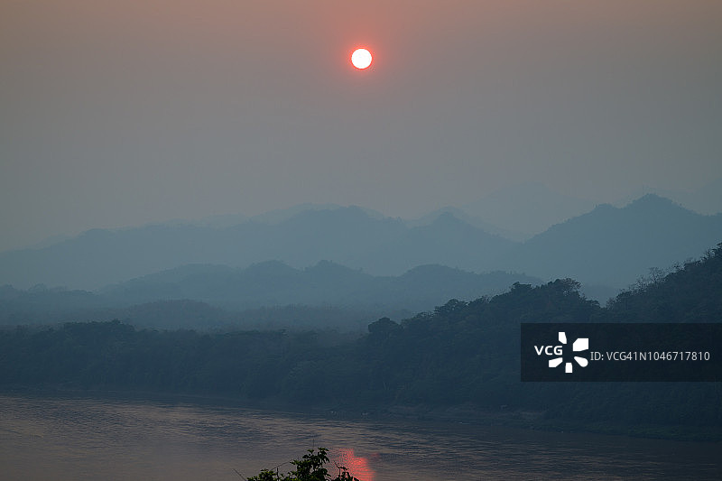 老挝普西山日落，俯瞰湄公河图片素材