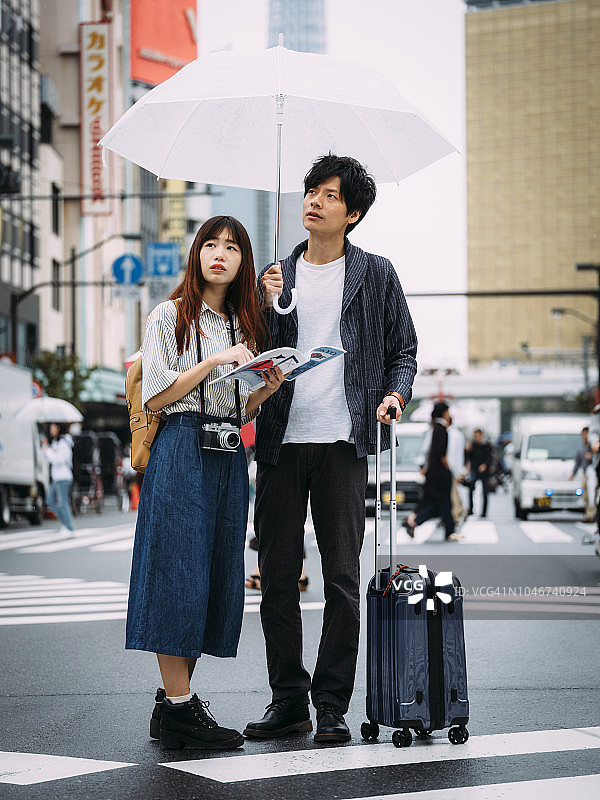 在东京浅草度假的中国夫妇图片素材