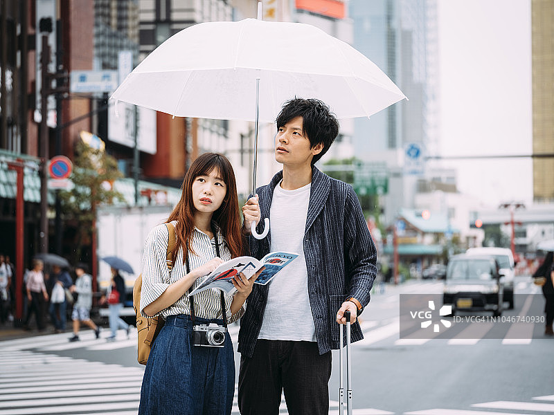 在东京浅草度假的中国夫妇图片素材