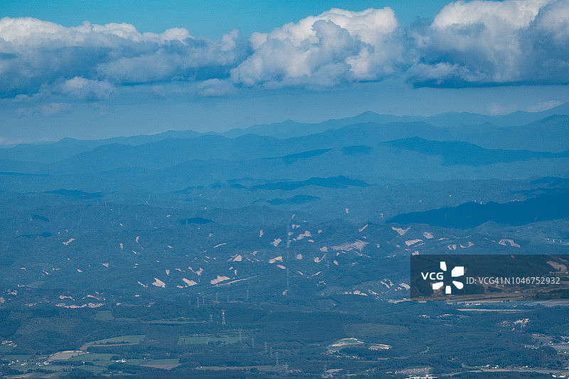 北海道厚真町地震后山体滑坡痕迹航拍图片素材
