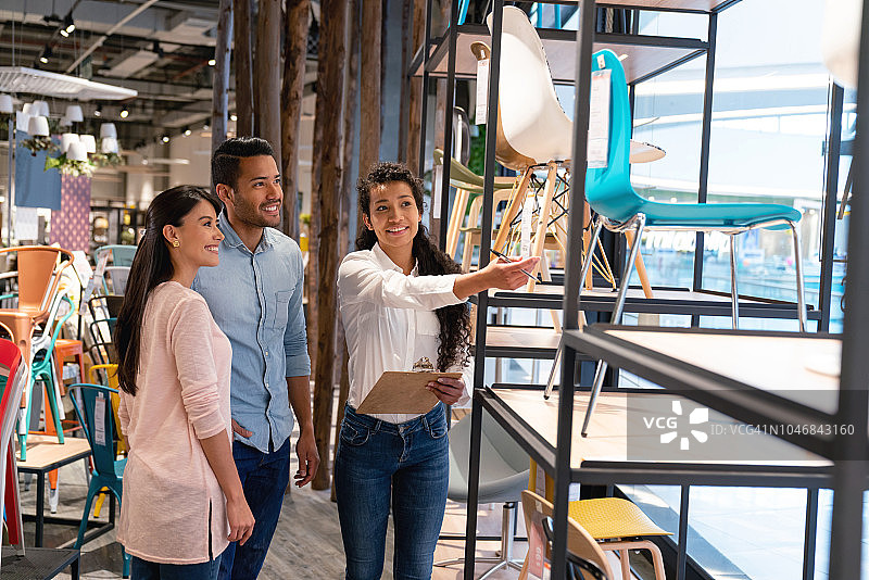 快乐的情侣在家具店购物图片素材