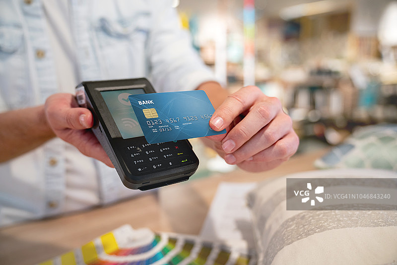 家具店的非接触式支付特写图片素材