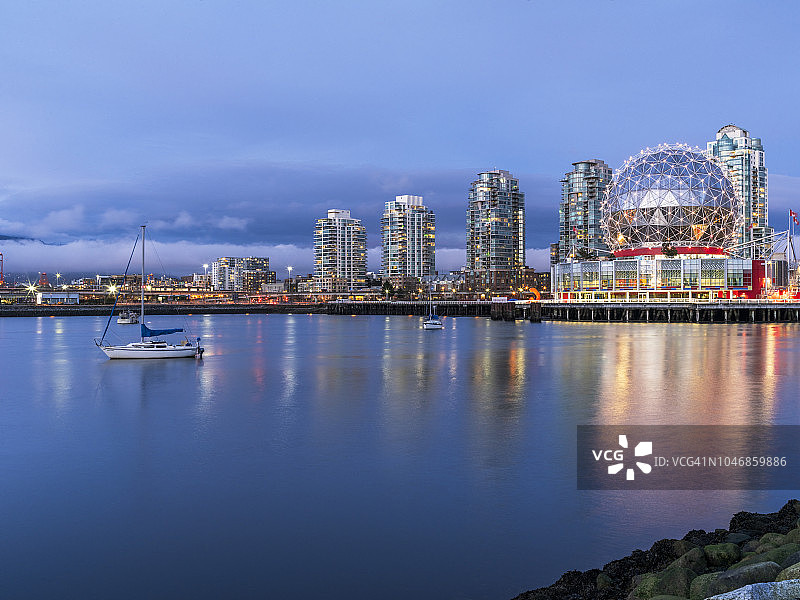 具有现代化公寓的科学世界城市海滨图片素材