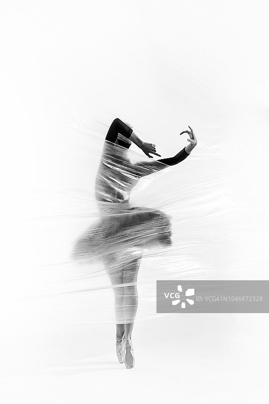 在梦幻世界中跳舞的美丽芭蕾舞女图片素材