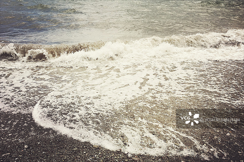 狂野的大西洋海浪拍打着海滩图片素材