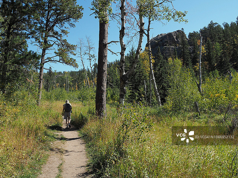 年长的男人徒步小魔鬼塔步道，卡斯特州立公园图片素材